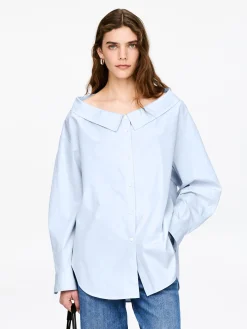 Bluse mit weitem Ausschnitt