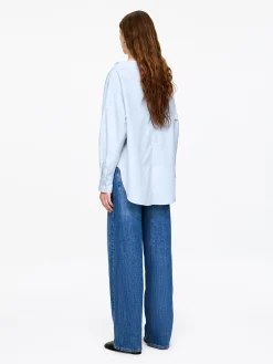 Bluse mit weitem Ausschnitt