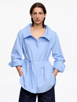 Bluse mit weitem Kragen