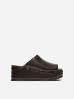 Flatform-Sandale aus Leder