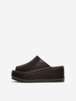 Flatform-Sandale aus Leder
