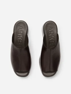 Flatform-Sandale aus Leder