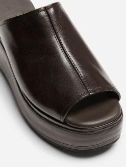 Flatform-Sandale aus Leder