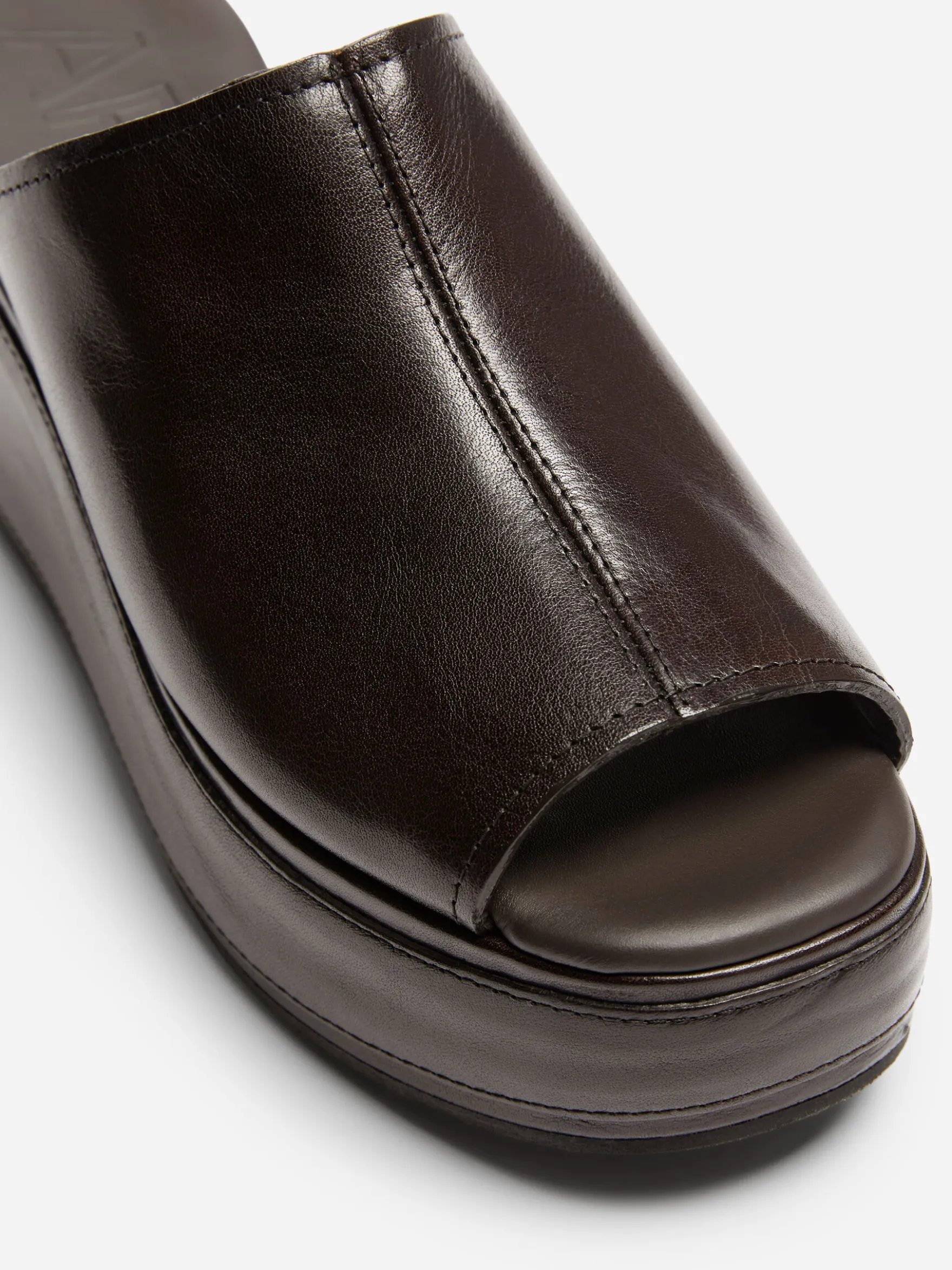 Flatform-Sandale aus Leder