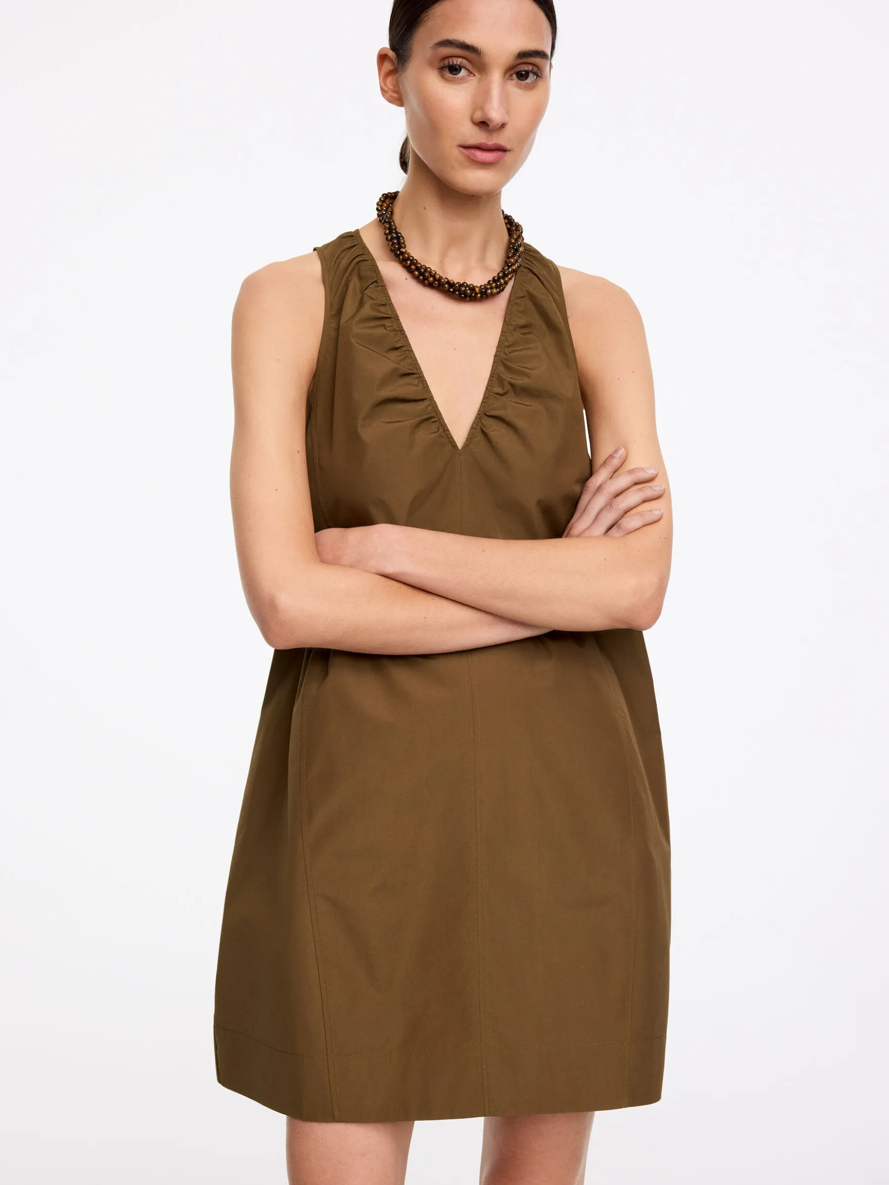 Gerafftes Kleid mit V-Ausschnitt