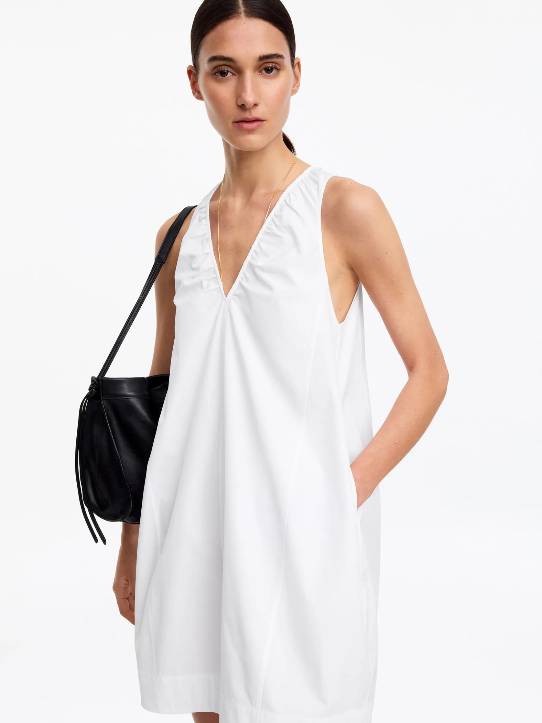 Gerafftes Kleid mit V-Ausschnitt
