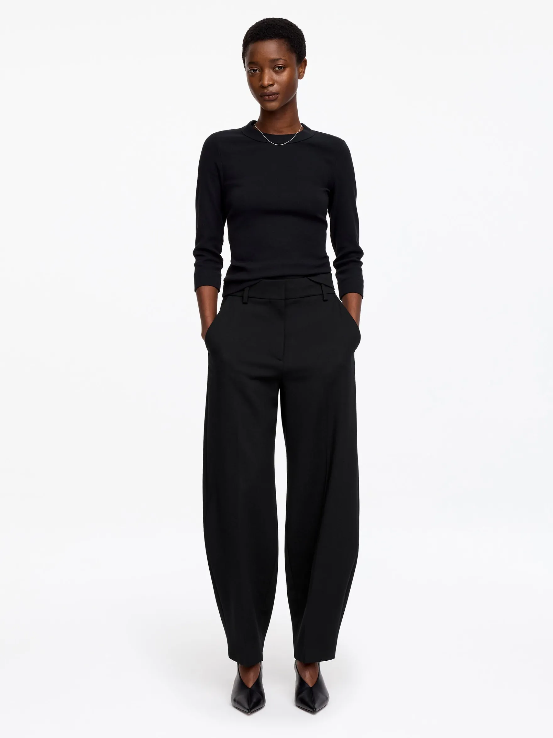 Hose mit Barrel Leg und Reißverschlussdetails