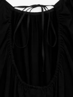 Kleid mit Rückenausschnitt