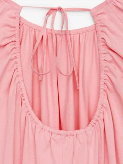 Kleid mit Rückenausschnitt