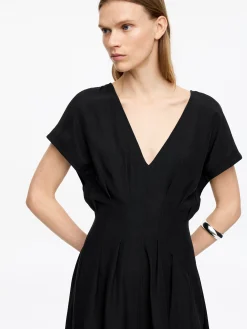 Kleid mit V-Ausschnitt und Falten