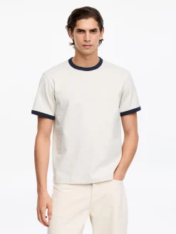 Körpernahes T-Shirt