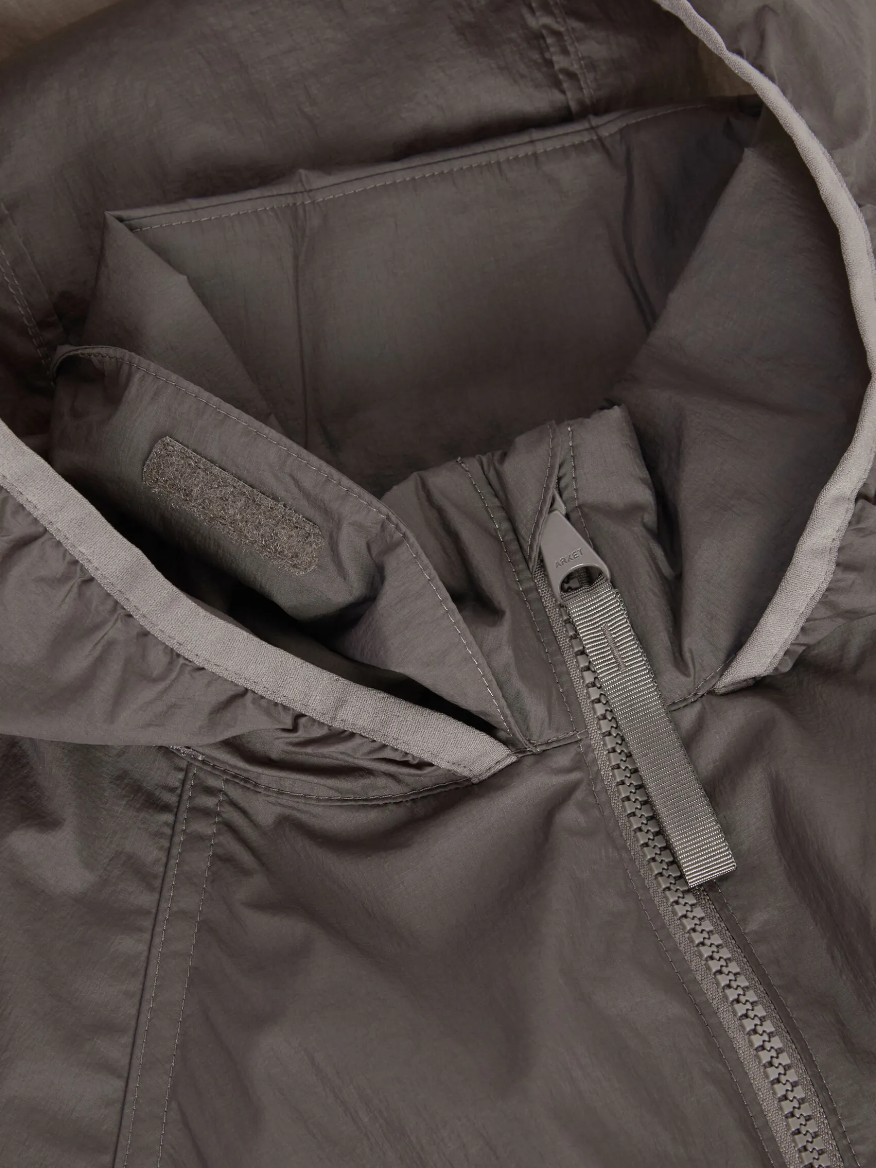 Minimalistischer Windbreaker