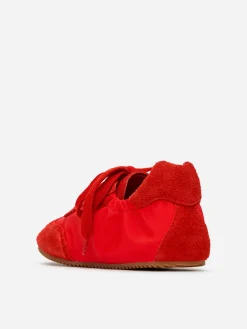 Sneaker aus Spaltvelours und Nylon