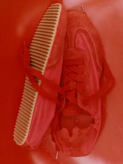 Sneaker aus Spaltvelours und Nylon