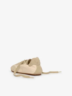 Sneaker aus Spaltvelours und Nylon