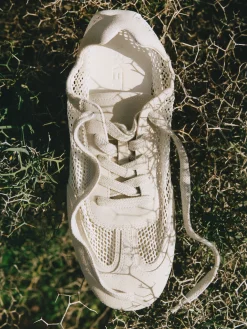 Sneaker aus Spaltvelours und Mesh