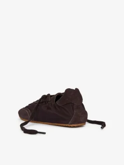 Sneaker aus Spaltvelours und Nylon