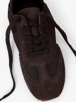 Sneaker aus Spaltvelours und Nylon