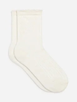 Socken im Pointelle-Strick