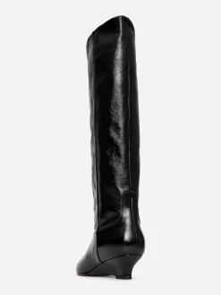 Stiefel aus glänzendem Leder
