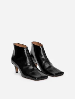 Stiefelette aus glänzendem Leder