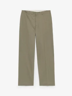 Taillierte Hose mit weiter Passform