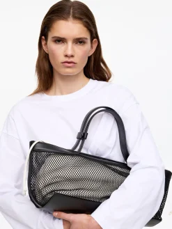 Tragetasche aus Mesh mit Lederbesatz