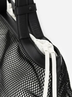 Tragetasche aus Mesh mit Lederbesatz