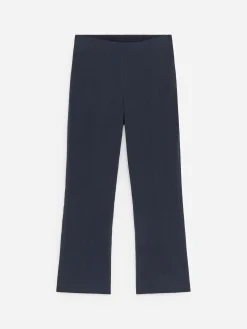 Verkürzte, ausgestellte Hose