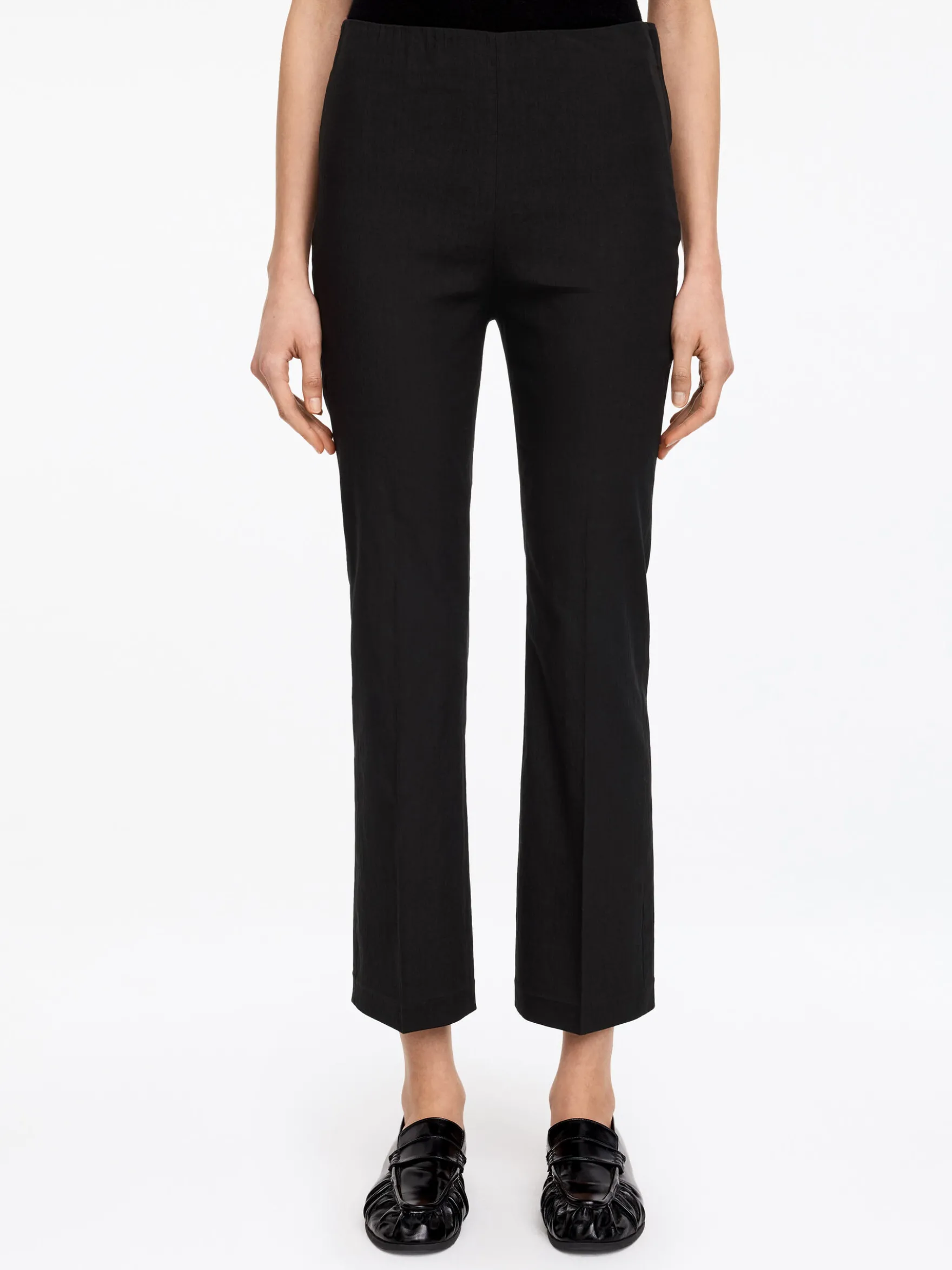 Verkürzte, ausgestellte Hose
