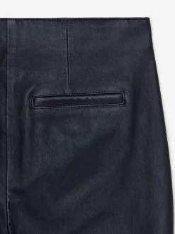 Verkürzte, ausgestellte Lederhose