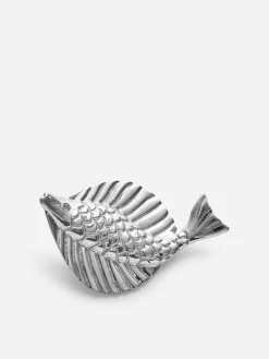 Versilberte, fischförmige Brosche
