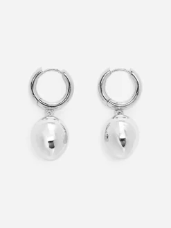 Versilberte Hoops mit Anhängern