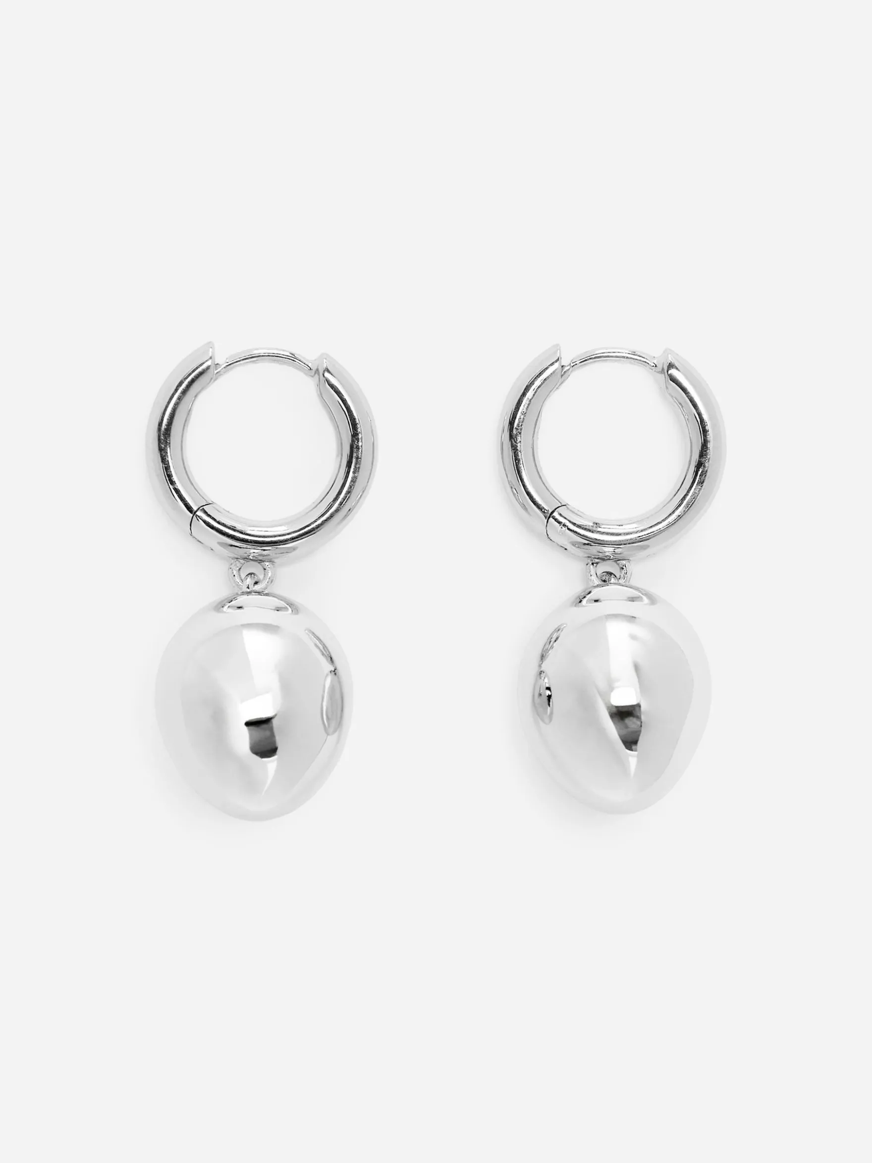 Versilberte Hoops mit Anhängern