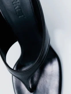 Zehentrenner aus Leder mit Keilabsatz